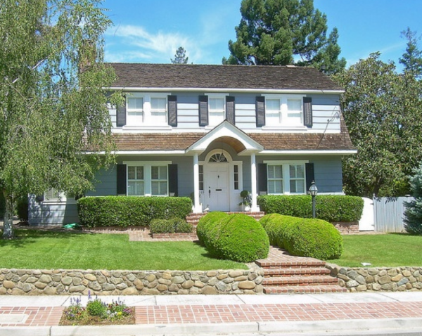 Halaman Depan Dengan Jalan Setapak Batu Koral